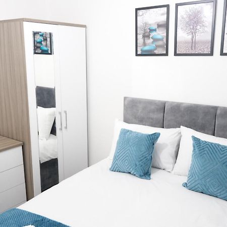 Modernized Three Bedroom House Near City Stadium, Attractions, City Centre - Sky N Netflix - Convenient Transport マンチェスター エクステリア 写真