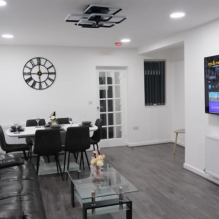Modernized Three Bedroom House Near City Stadium, Attractions, City Centre - Sky N Netflix - Convenient Transport マンチェスター エクステリア 写真