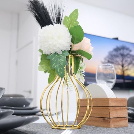 Modernized Three Bedroom House Near City Stadium, Attractions, City Centre - Sky N Netflix - Convenient Transport マンチェスター エクステリア 写真