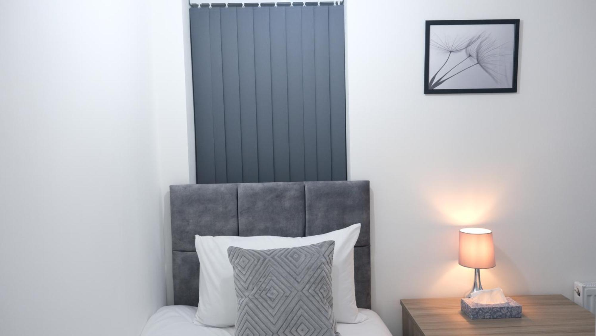 Modernized Three Bedroom House Near City Stadium, Attractions, City Centre - Sky N Netflix - Convenient Transport マンチェスター エクステリア 写真