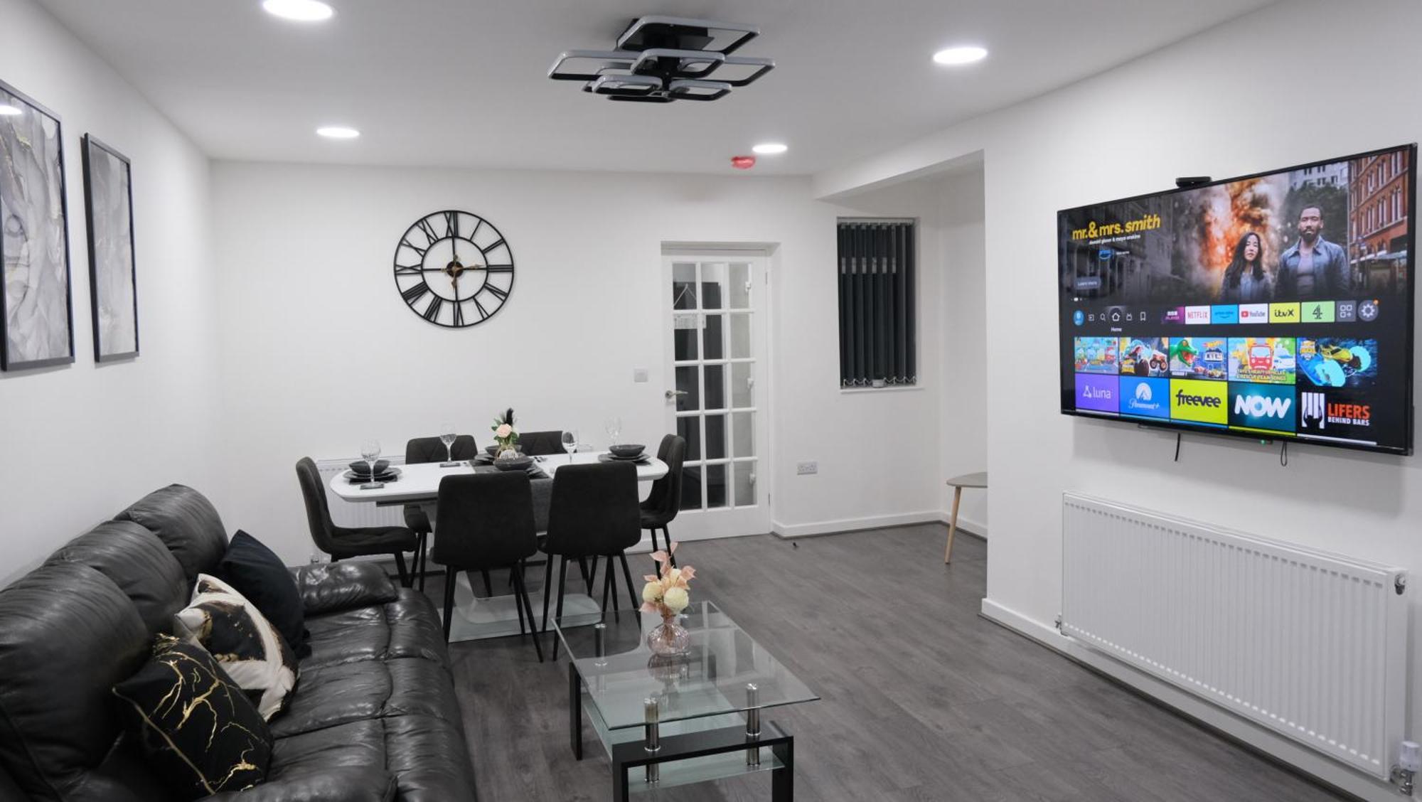Modernized Three Bedroom House Near City Stadium, Attractions, City Centre - Sky N Netflix - Convenient Transport マンチェスター エクステリア 写真