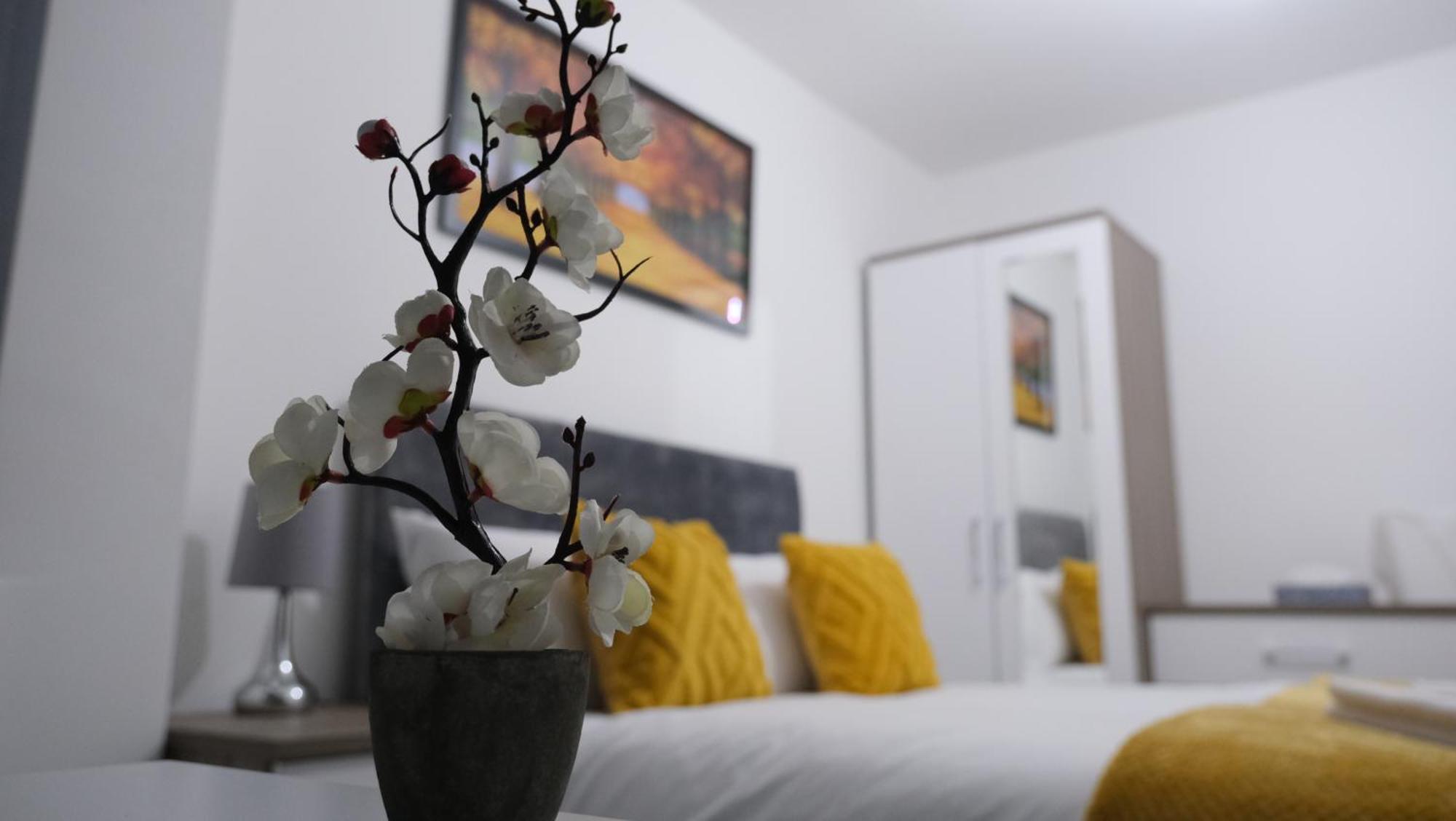 Modernized Three Bedroom House Near City Stadium, Attractions, City Centre - Sky N Netflix - Convenient Transport マンチェスター エクステリア 写真