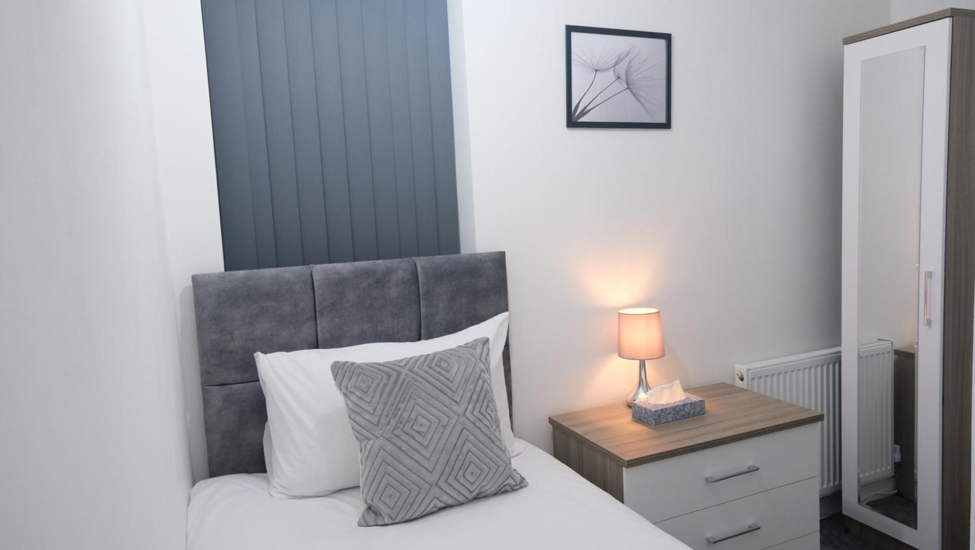 Modernized Three Bedroom House Near City Stadium, Attractions, City Centre - Sky N Netflix - Convenient Transport マンチェスター エクステリア 写真