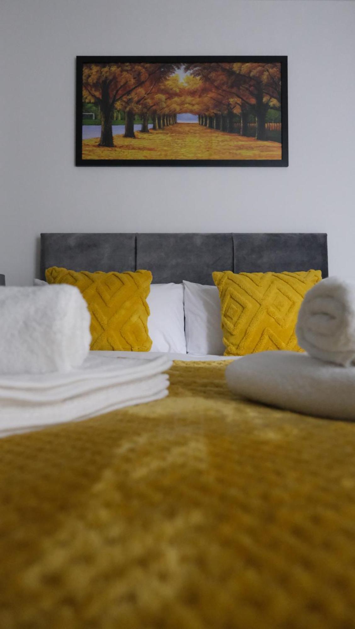 Modernized Three Bedroom House Near City Stadium, Attractions, City Centre - Sky N Netflix - Convenient Transport マンチェスター エクステリア 写真