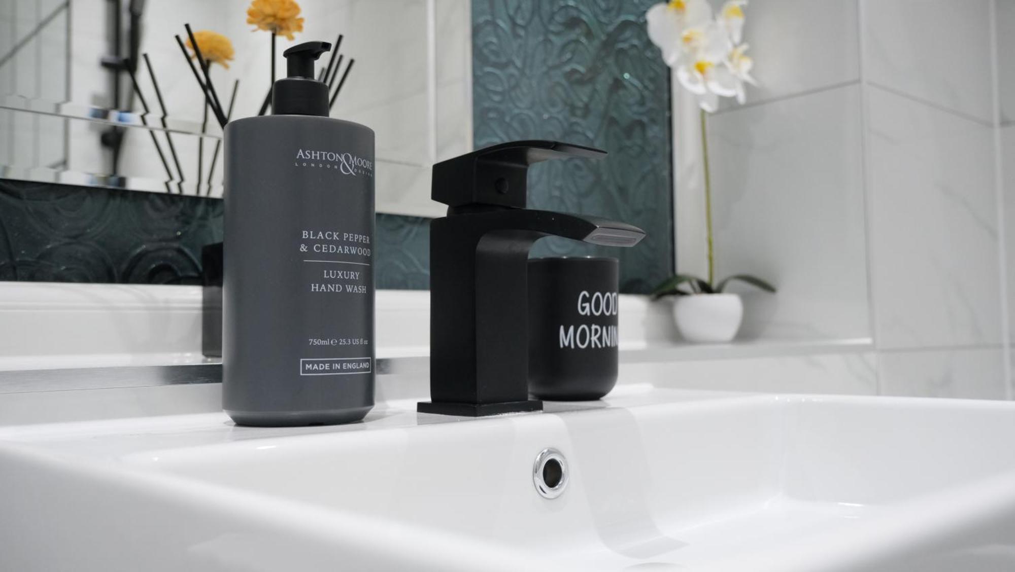 Modernized Three Bedroom House Near City Stadium, Attractions, City Centre - Sky N Netflix - Convenient Transport マンチェスター エクステリア 写真