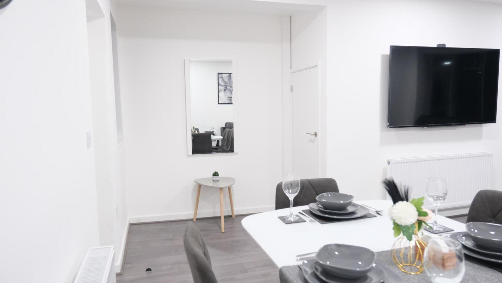 Modernized Three Bedroom House Near City Stadium, Attractions, City Centre - Sky N Netflix - Convenient Transport マンチェスター エクステリア 写真